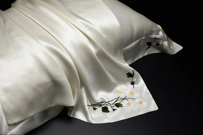 White Petal Splendor: Pure Mulberry Silk Pillowcase with Floral Embroidery