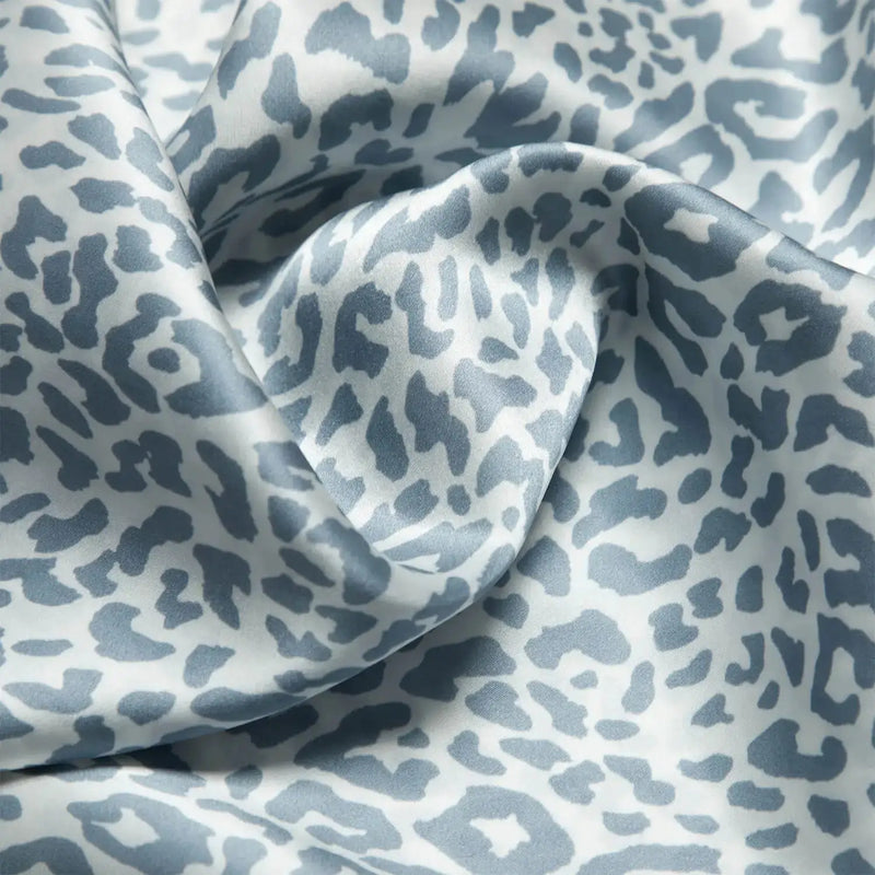 Regal Leopard: Luxurious Double-Sided Mulberry Silk Pillowcase